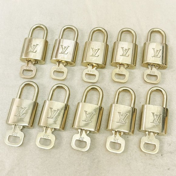 LOUIS VUITTON LV 10 SET PADLOCK KEY CHARM CADENA GOLD-PLATED FRANCE 35JF459 - Picture 1 of 4